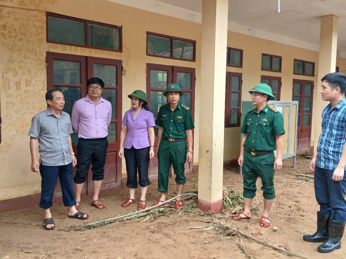 “Nước lũ đã phá hủy gần như toàn bộ đồ dùng và đồ chơi của các cháu. Chúng tôi đang thiếu thốn mọi thứ, nhưng vẫn quyết tâm dọn dẹp, trang trí lại lớp học để kịp đón học sinh trở lại,” bà Ngân Thị Thướng, Hiệu trưởng Trường Mầm non Tam Thanh, chia sẻ.