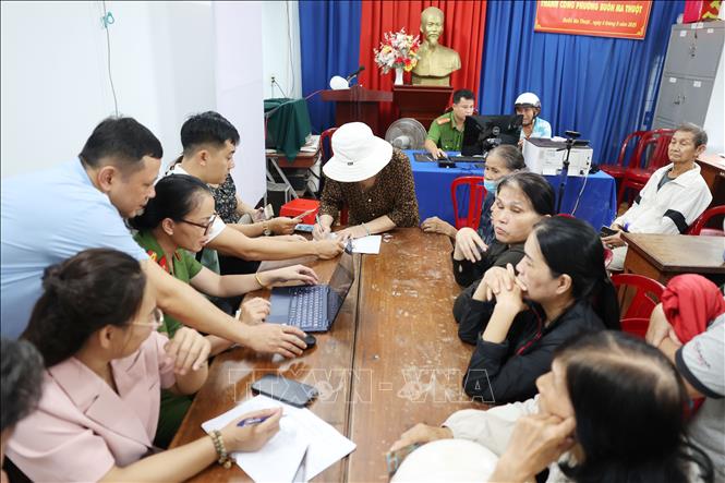 Thủ tục nhận quà được triển khai nhanh chóng ở các Tổ dân phố trên địa bàn phường Buôn Ma Thuột, Đắk Lắk. Ảnh: TTXVN.

