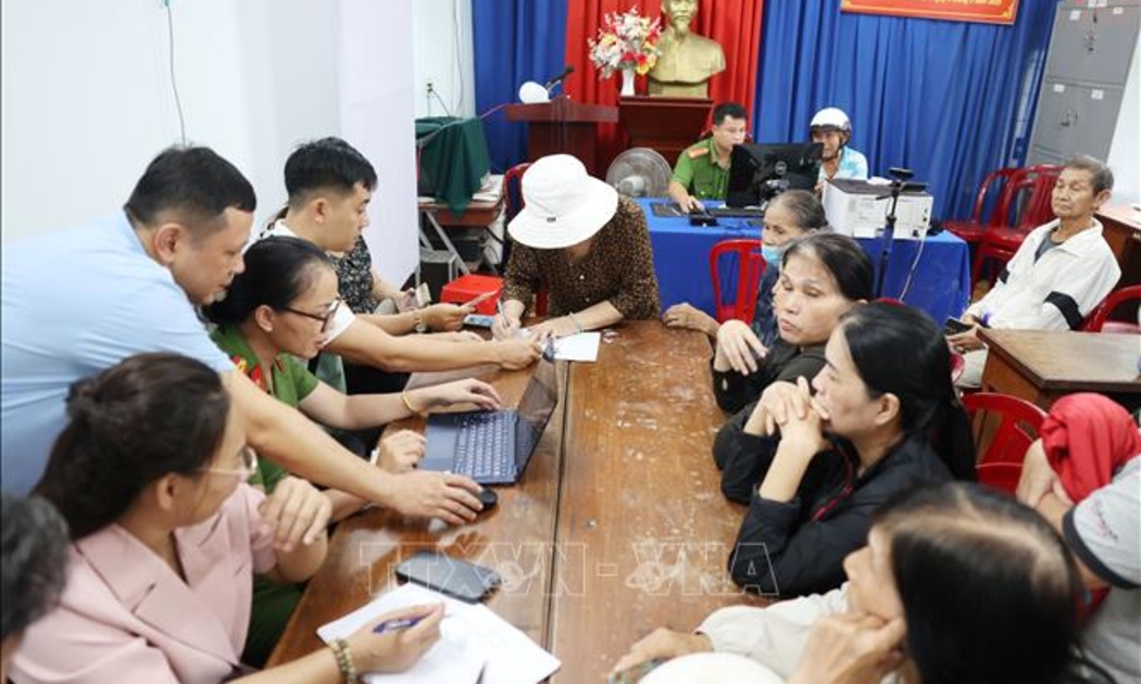 Thủ tục nhận quà được triển khai nhanh chóng ở các Tổ dân phố trên địa bàn phường Buôn Ma Thuột, Đắk Lắk. Ảnh: TTXVN.
