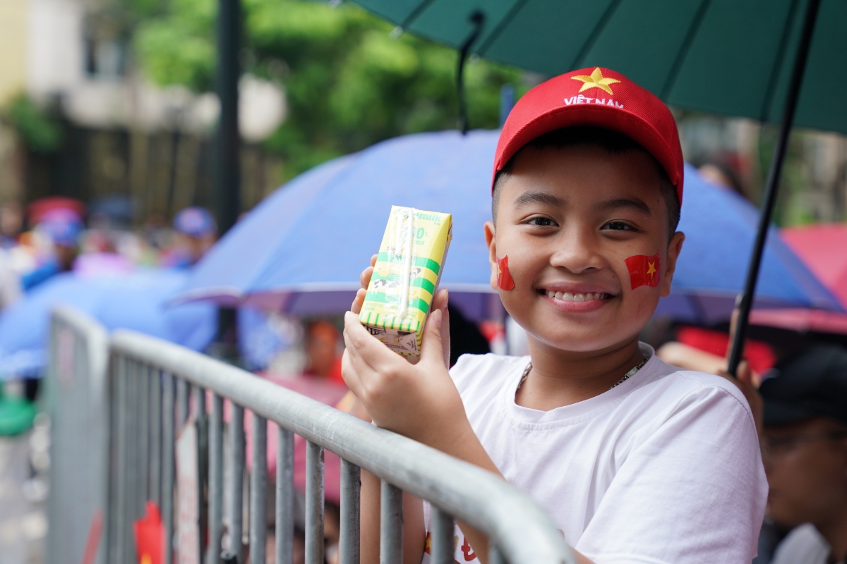 Em bé vui khoe hộp sữa
Vinamilk vừa được nhận. Vinamilk luôn dành sự quan tâm đặc biệt đến trẻ em –
mang đến nguồn dinh dưỡng chất lượng để các em lớn lên khỏe mạnh, vững vàng và
đầy ước mơ. (Ảnh: Vi Nam).