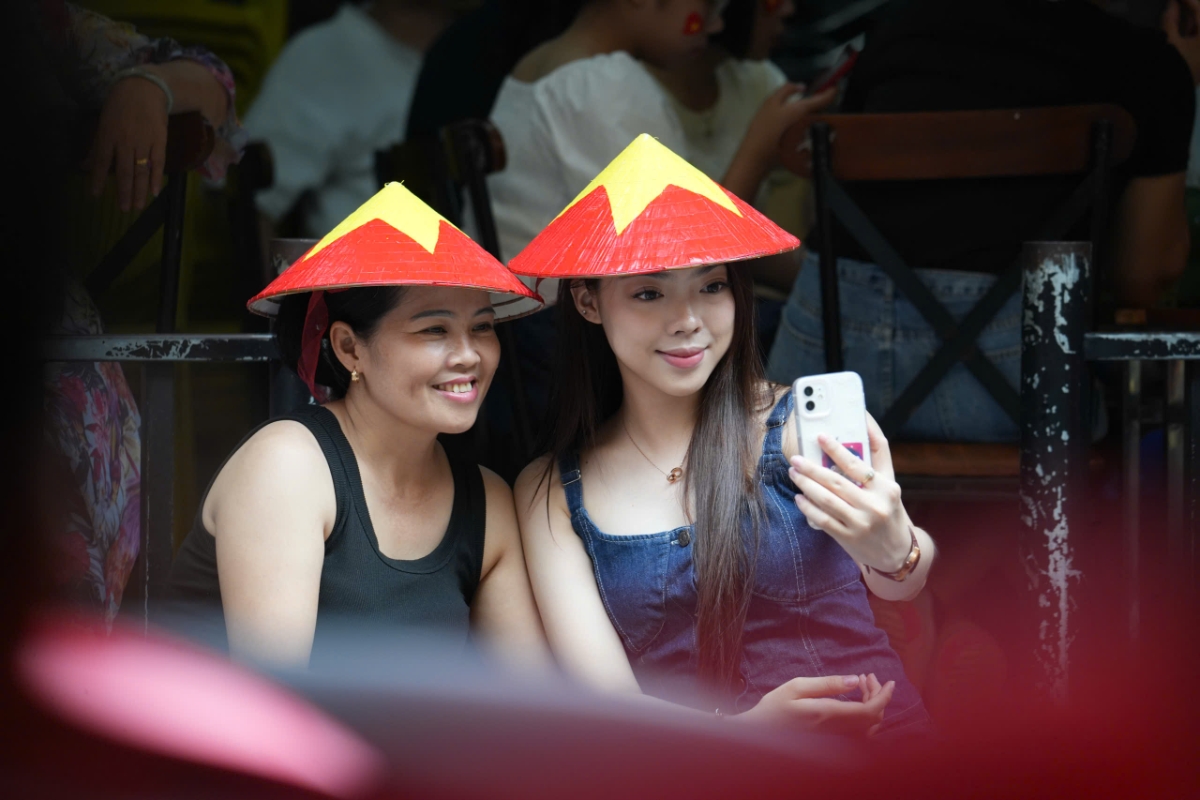 Không chỉ người dân hào hứng trang hoàng, mà du khách cũng háo hức tìm đến, ghi lại những khoảnh khắc đáng nhớ trong dịp lễ trọng đại của Việt Nam.