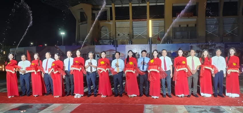  Lãnh đạo thành phố cắt băng khánh thành công trình Quảng trường Văn hóa Thể thao. Ảnh: Hà Nguyên