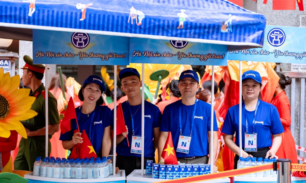 15 điểm tiếp ứng các sản phẩm dinh dưỡng của Vinamilk được triển khai dọc các tuyến đường trọng điểm khá thuận tiện để phục vụ lực lượng làm nhiệm vụ và người dân tham gia cổ vũ. Hòa cùng niềm vui của nhân dân cả nước, vinh dự được nhận nhiệm vụ, đội ngũ tiếp sức dinh dưỡng của Vinamilk luôn vui tươi với tinh thần sẵn sàng phục vụ. (Ảnh: Vi Nam).