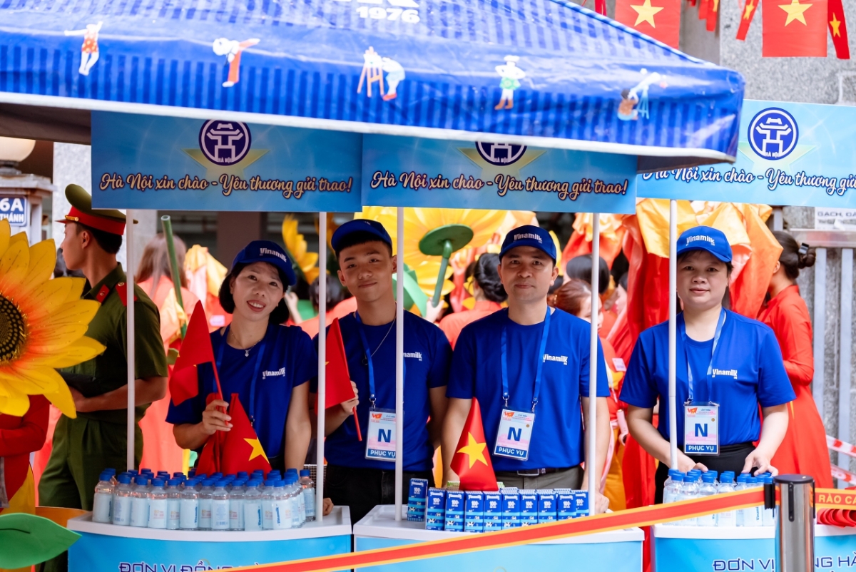 15 điểm tiếp ứng các sản phẩm dinh dưỡng của Vinamilk được triển khai dọc các tuyến đường trọng điểm khá thuận tiện để phục vụ lực lượng làm nhiệm vụ và người dân tham gia cổ vũ. Hòa cùng niềm vui của nhân dân cả nước, vinh dự được nhận nhiệm vụ, đội ngũ tiếp sức dinh dưỡng của Vinamilk luôn vui tươi với tinh thần sẵn sàng phục vụ. (Ảnh: Vi Nam).