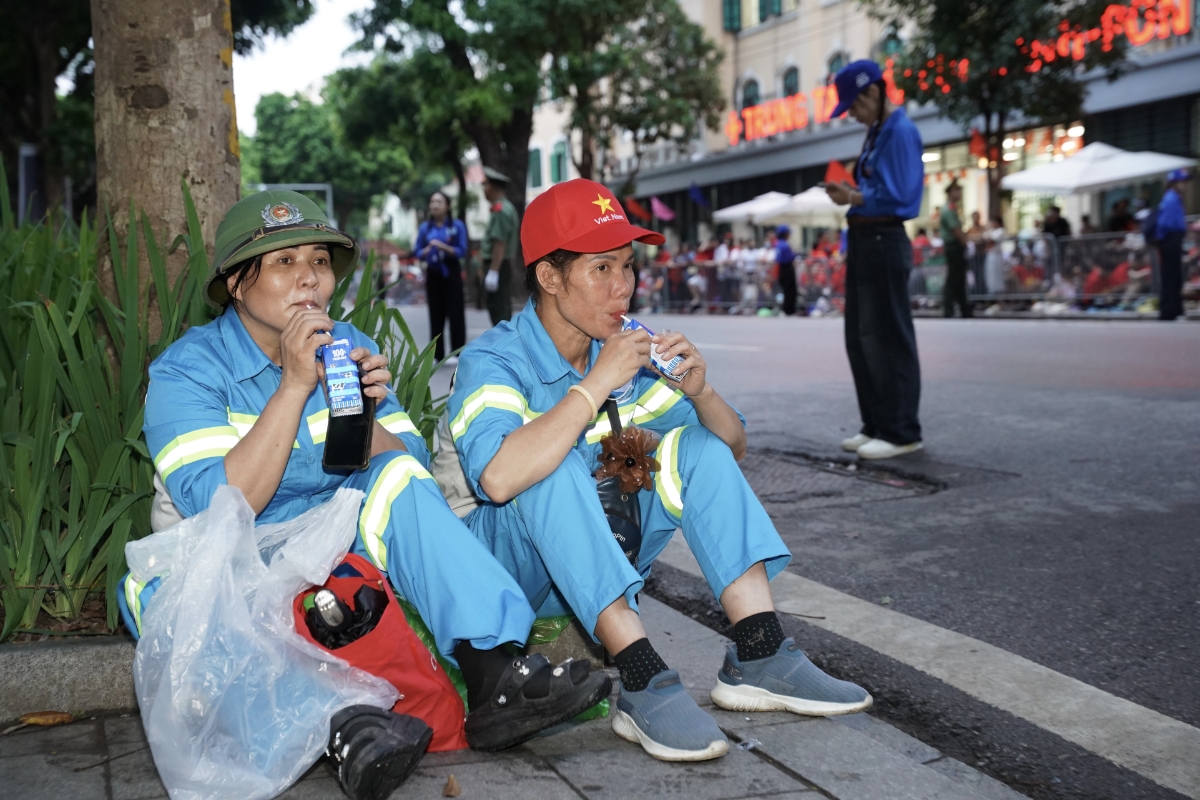 Phút nghỉ ngơi và tiếp
thêm chút năng lượng bằng sữa tươi Vinamilk của các chị góp phần quan trọng để
đại lễ diễn ra với những tuyến đường sạch sẽ, ngăn nắp. (Ảnh: Vi Nam).