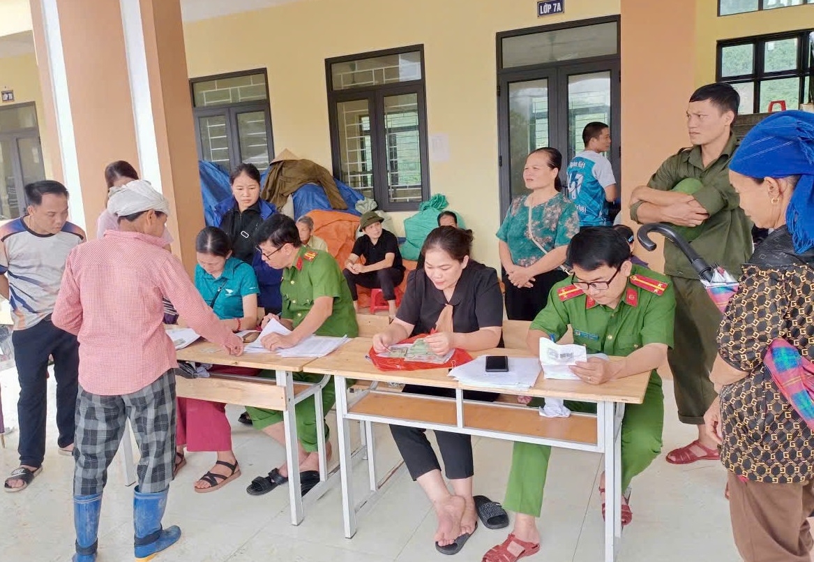 Cấp phát quà Tết Độc lập cho người dân xã Yên Nhân