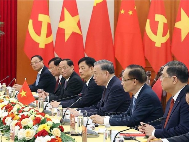 Tổng Bí thư cho rằng Việt Nam và Trung Quốc cần đoàn kết chặt chẽ, đồng hành vững bước đi lên chủ nghĩa xã hội; khẳng định Việt Nam luôn coi việc phát triển quan hệ với Trung Quốc là yêu cầu khách quan, lựa chọn chiến lược, ưu tiên hàng đầu trong tổng thể đường lối, chính sách đối ngoại độc lập, tự chủ, đa dạng hóa, đa phương hóa và chính sách quốc phòng 