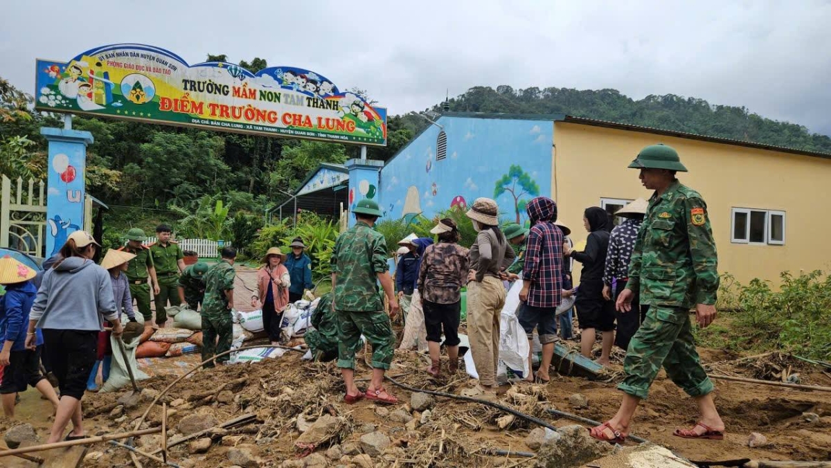 Đồn Biên phòng Tam Thanh phối hợp cùng các lực lượng trên địa bàn tổng dọn vệ sinh sau cơn bão số 5 tại điểm trường Mầm non và Tiểu học khu Cha Lung, xã Tam Thanh, giúp nhà trường nhanh chóng ổn định để chuẩn bị bước vào khai giảng năm học mới