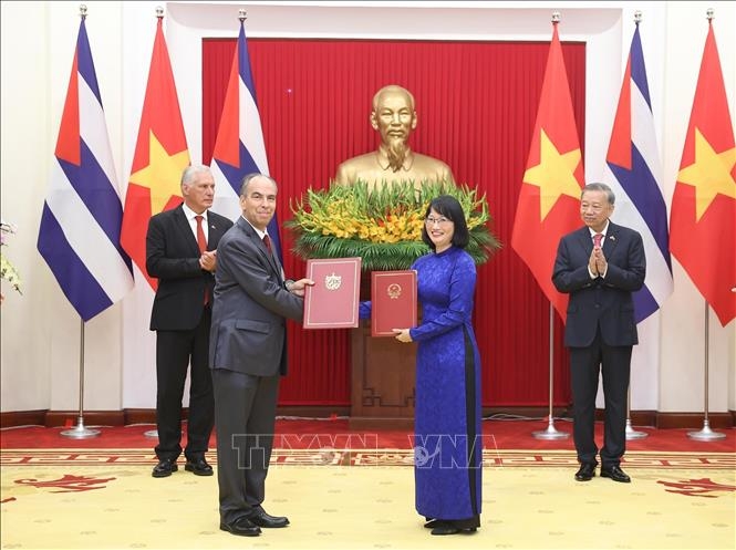 Tổng Bí thư Tô Lâm và Bí thư thứ Nhất, Chủ tịch nước Cuba Miguel Díaz-Canel Bermúdez chứng kiến Lễ trao Biên bản ghi nhớ về hợp tác y tế giữa UBND Thành phố Hồ Chí Minh và Bộ Y tế Cuba. Ảnh: TTXVN.