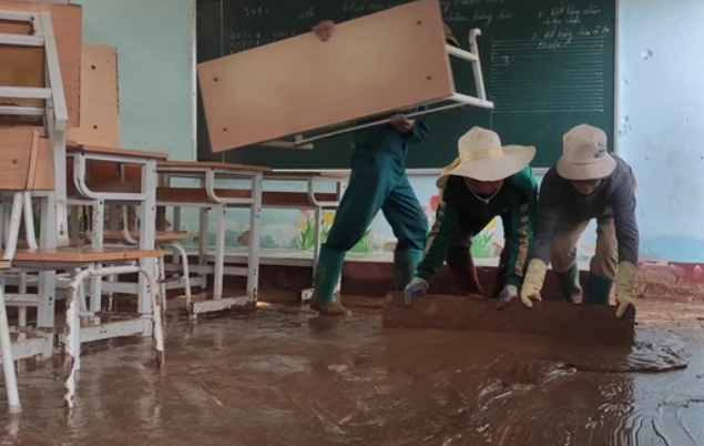 Năm học mới đã cận kề. Trong khung cảnh ngổn ngang bùn đất, những đôi tay không ngơi nghỉ của thầy cô, lực lượng chức năng và người dân chính là niềm hy vọng để hàng trăm em nhỏ vùng biên Thanh Hóa có một ngày khai giảng trọn vẹn, dù khó khăn vẫn còn chồng chất