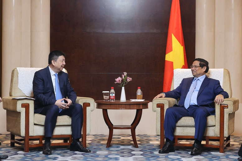 Thủ tướng Phạm Minh Chính tiếp Chủ tịch HĐQT Tập đoàn Thiết kế Hoa Thiết Dương Vệ Đông. Ảnh: VGP