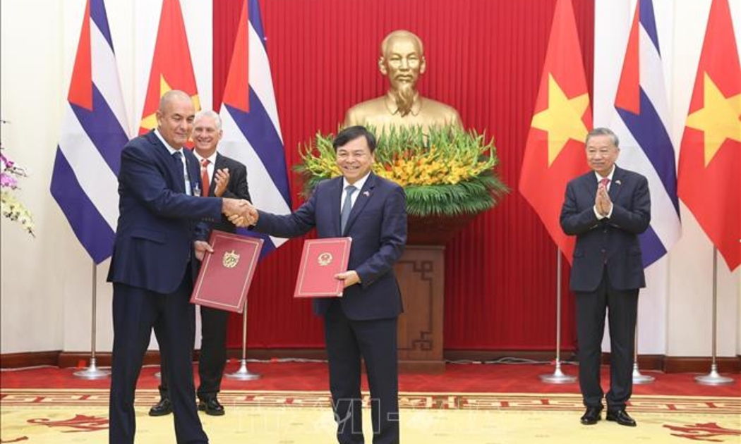 Tổng Bí thư Tô Lâm và Bí thư thứ Nhất, Chủ tịch nước Cuba Miguel Díaz-Canel Bermúdez chứng kiến Lễ trao Thoả thuận hợp tác nông nghiệp giữa Chính phủ hai nước về đẩy mạnh sản xuất lúa gạo, từng bước đảm bảo an ninh lương thực tại Cuba giai đoạn 2025 - 2027. Ảnh: TTXVN.
