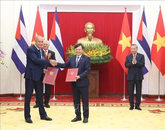 Tổng Bí thư Tô Lâm và Bí thư thứ Nhất, Chủ tịch nước Cuba Miguel Díaz-Canel Bermúdez chứng kiến Lễ trao Thoả thuận hợp tác nông nghiệp giữa Chính phủ hai nước về đẩy mạnh sản xuất lúa gạo, từng bước đảm bảo an ninh lương thực tại Cuba giai đoạn 2025 - 2027. Ảnh: TTXVN.
