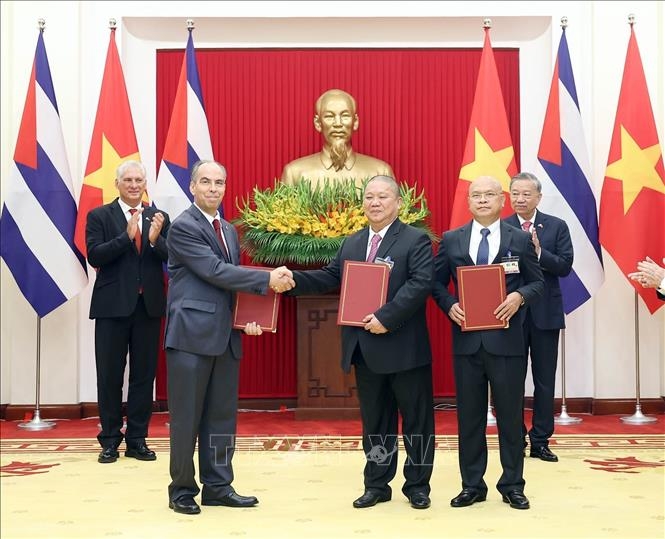 Tổng Bí thư Tô Lâm và Bí thư thứ Nhất, Chủ tịch nước Cuba Miguel Díaz-Canel Bermúdez chứng kiến Lễ trao Biên bản ghi nhớ về việc thành lập liên doanh giữa Công ty trách nhiệm hữu hạn Tập đoàn đầu tư hoa sen, Viện Kinh tế Xanh và Tập đoàn Labiofarm. Ảnh: TTXVN.