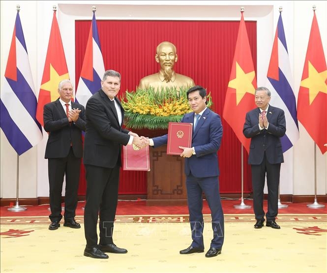 Tổng Bí thư Tô Lâm và Bí thư thứ Nhất, Chủ tịch nước Cuba Miguel Díaz-Canel Bermúdez chứng kiến Lễ trao Biên bản thoả thuận Kỳ họp thứ 42 Uỷ ban Liên Chính phủ về hợp tác kinh tế và khoa học kỹ thuật Việt Nam - Cuba. Ảnh: TTXVN.