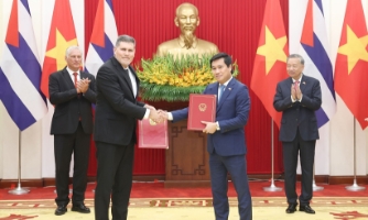 Cooperation documents between Vietnam and Cuba exchanged