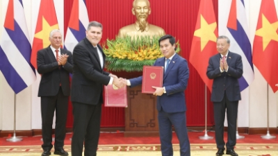 Cooperation documents between Vietnam and Cuba exchanged