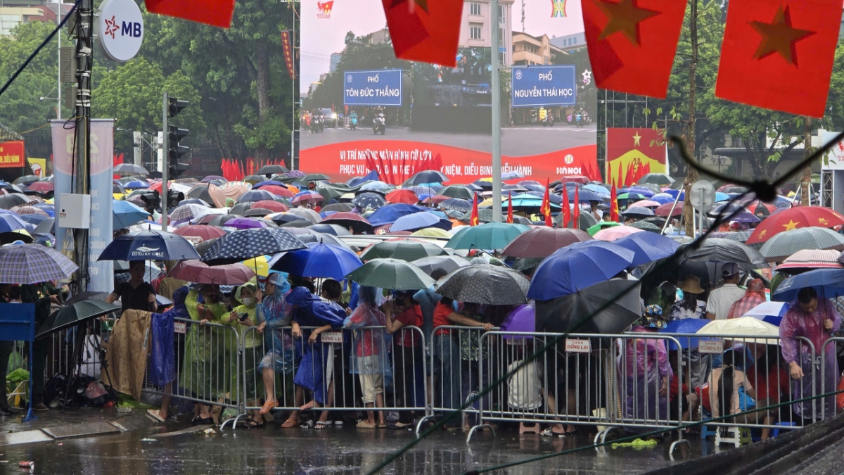 Dù trời mưa nặng hạt, dòng người tập trung về các tuyến phố 