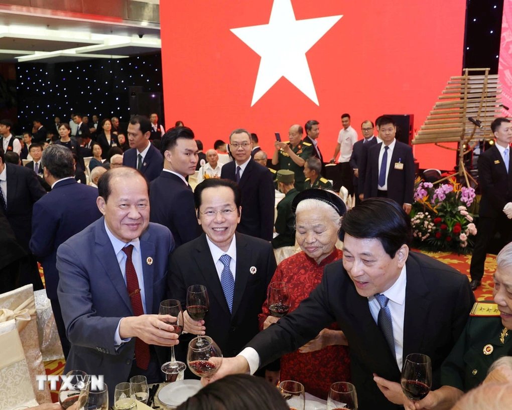 Chủ tịch nước Lương Cường và các đại biểu. Ảnh: TTXVN