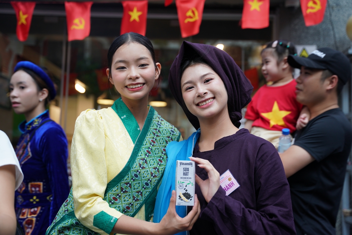 Những sản phẩm dinh
dưỡng của Vinamilk góp phần mang đến những nụ cười cho các cô gái trẻ đại diện
cho các dân tộc ở Việt Nam tham gia diễu hành. (Ảnh: Vi Nam).