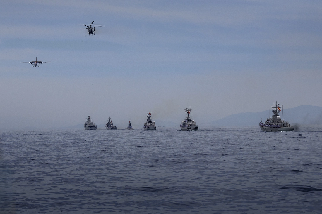 Biên đội máy bay DHC6 và trực thăng săn ngầm Ka28 cùng các biên đội tàu tên lửa tham gia diễu binh trên biển