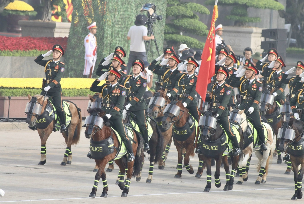 Khối cảnh sát kỵ binh kiêu dũng tiến qua lễ đài và nhận được sự cổ vũ nồng nhiệt của người dân.&nbsp;