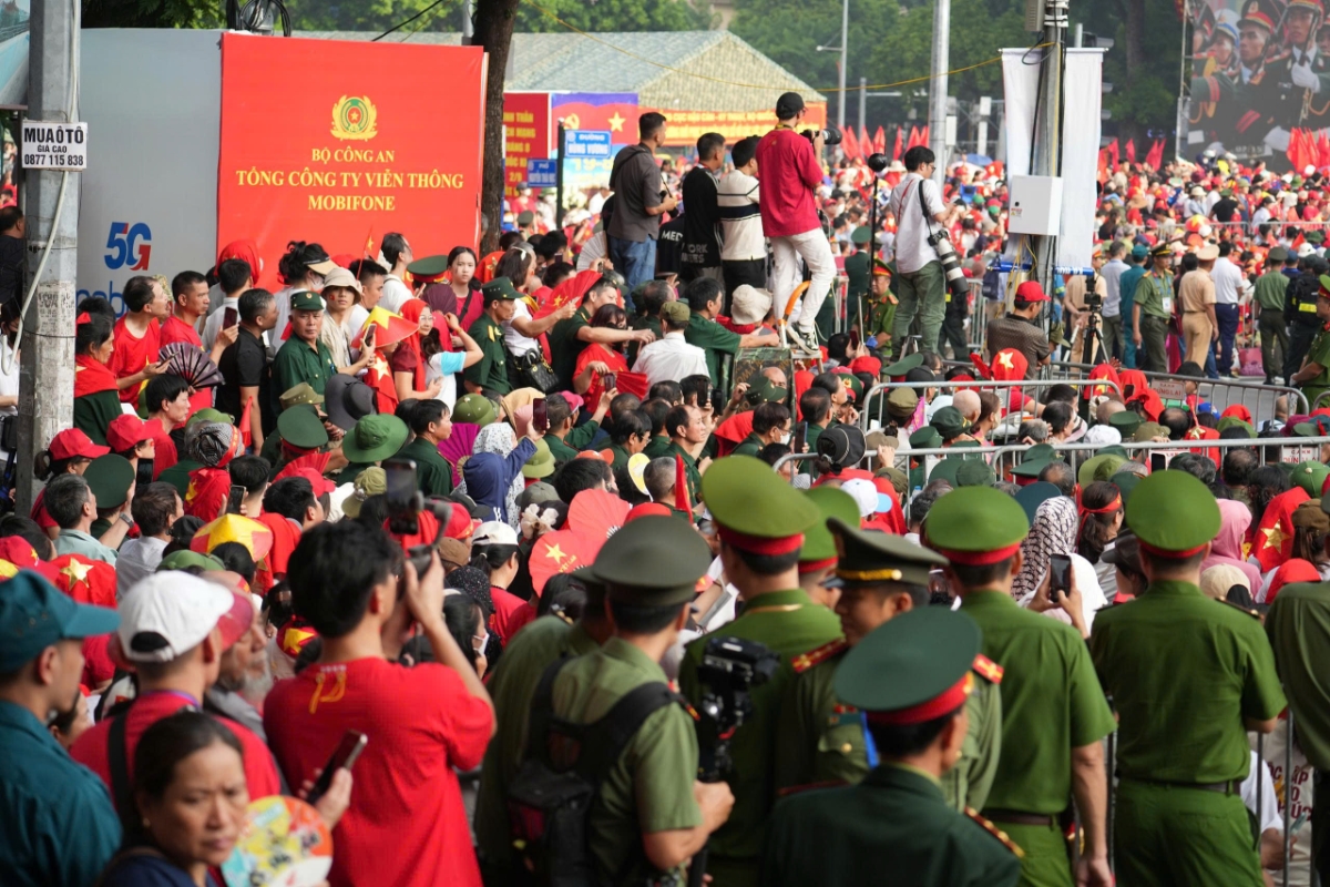 Hơn lúc nào hết, những thời khắc thiêng liêng như thế này là minh chứng rõ ràng nhất&nbsp;cho tinh thần đoàn kết của người Việt Nam.