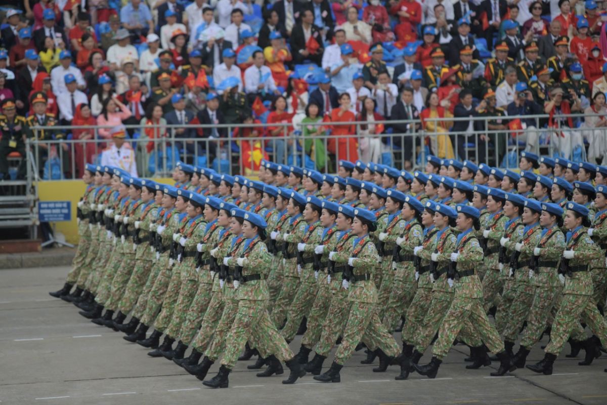 Các nữ chiến sỹ đều nhịp bước.