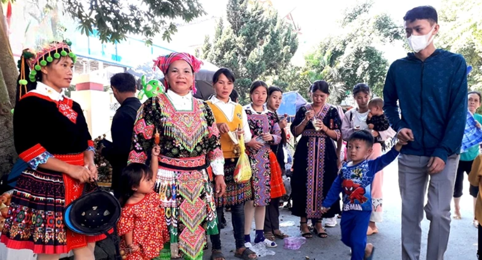 Phụ nữ vùng cao Mường Lát xúng xính váy hoa đi chơi Tết Độc lập.