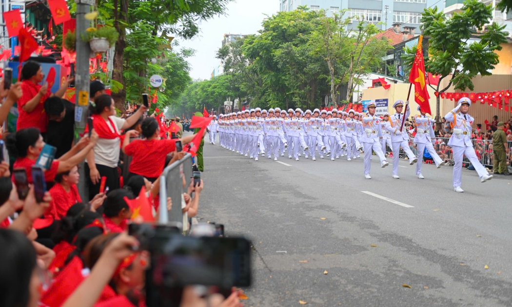Dưới lá cờ vinh quang, quân và dân ta đã đoàn kết, anh dũng chiến đấu và chiến thắng, giải phóng dân tộc, thống nhất đất nước.