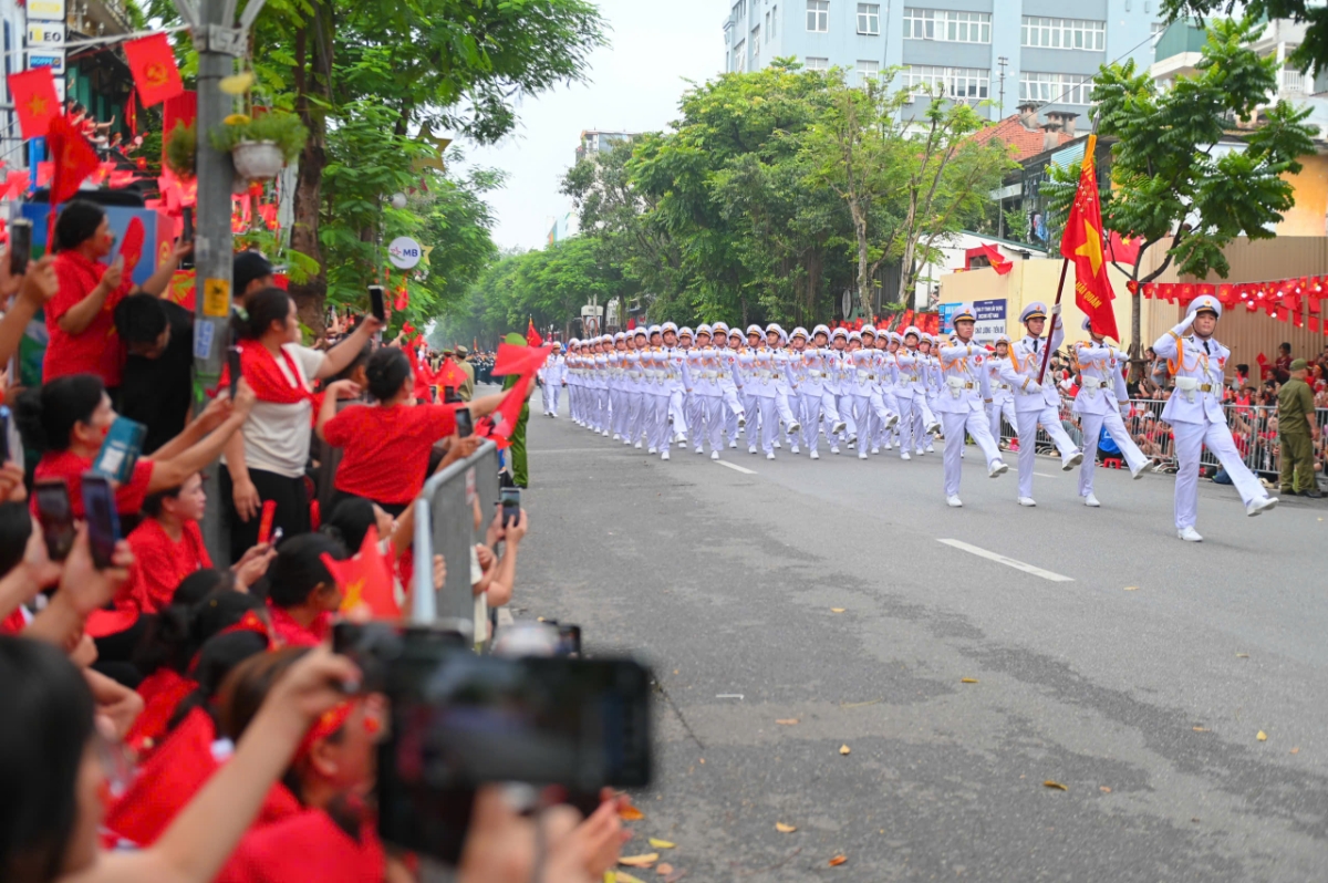 Dưới lá cờ vinh quang, quân và dân ta đã đoàn kết, anh dũng chiến đấu và chiến thắng, giải phóng dân tộc, thống nhất đất nước.