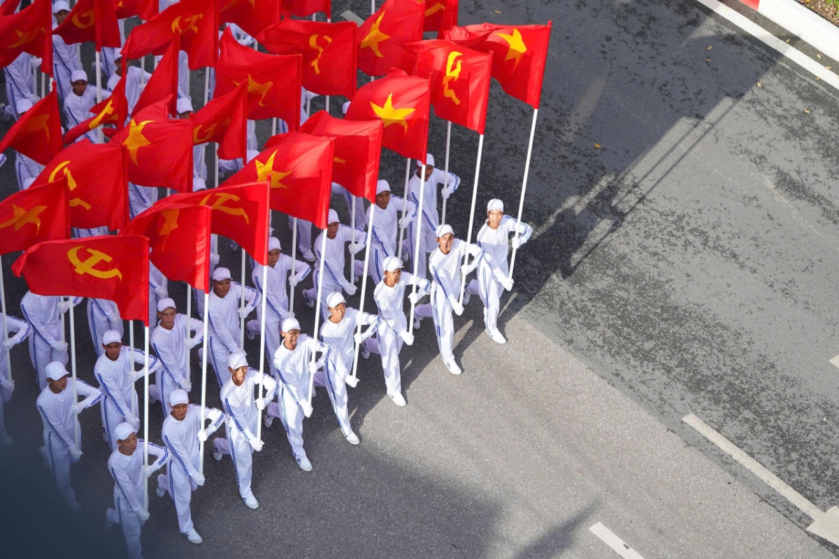 Tiếp theo là đến khối cờ Đảng, cờ Tổ quốc.