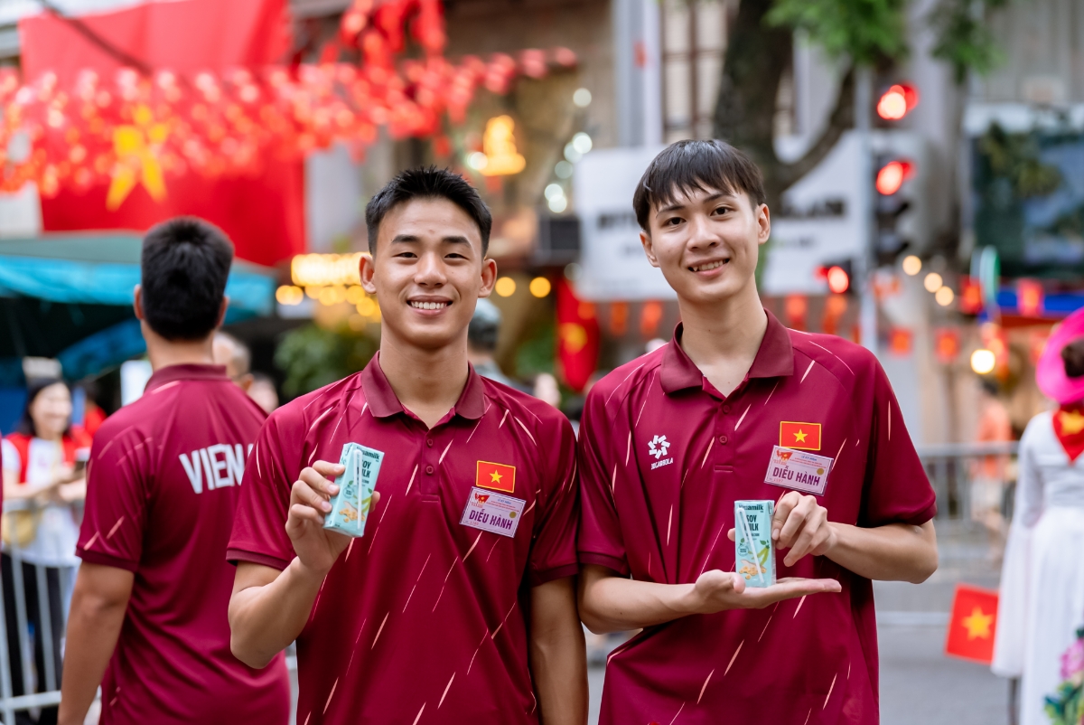 Các đại biểu của Khối Văn hóa – Thể thao tranh thủ tiếp ứng dinh dưỡng trong giờ giải lao. Nước mát, sữa ngon và giàu dinh dưỡng của Vinamilk giúp mọi người tràn đầy năng lượng suốt lễ diễu hành.&nbsp;(Ảnh: Vi Nam).