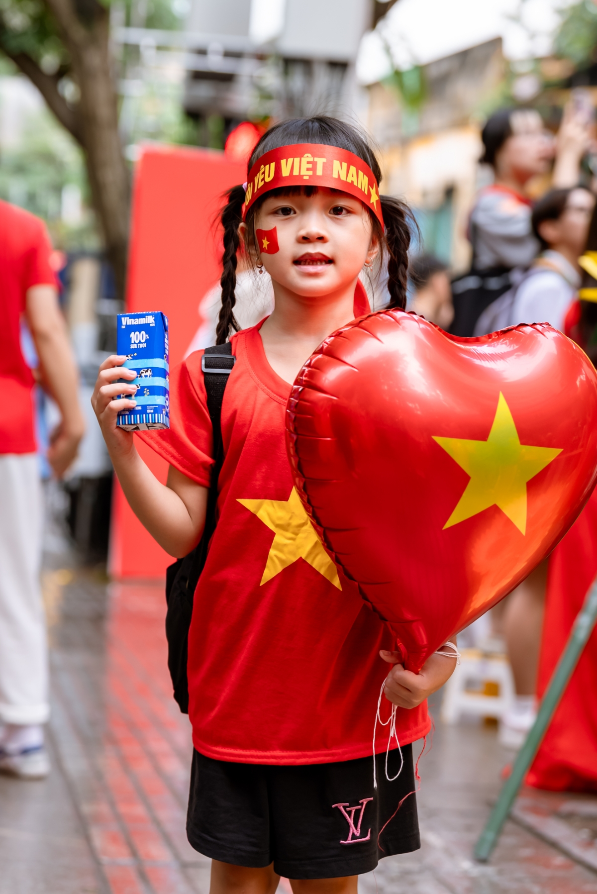 Những mầm non tham gia ngày hội lớn của dân tộc.
Những chủ nhân tương lai của đất nước đang được chăm sóc đủ đầy, bằng dinh dưỡng
và tri thức; bằng tình yêu, sự gìn giữ và niềm tin của cả một dân tộc dành cho
tương lai. (Ảnh: Vi Nam).