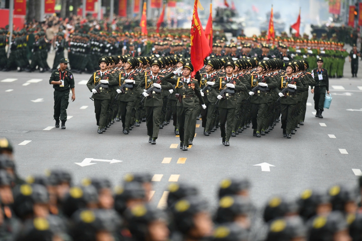 Sau khi đi qua Quảng trường Ba Đình, các khối diễu binh, diễu hành A80 đã tỏa ra các tuyến phố Hà Nội trong tiếng hò reo đón chào của nhân dân.