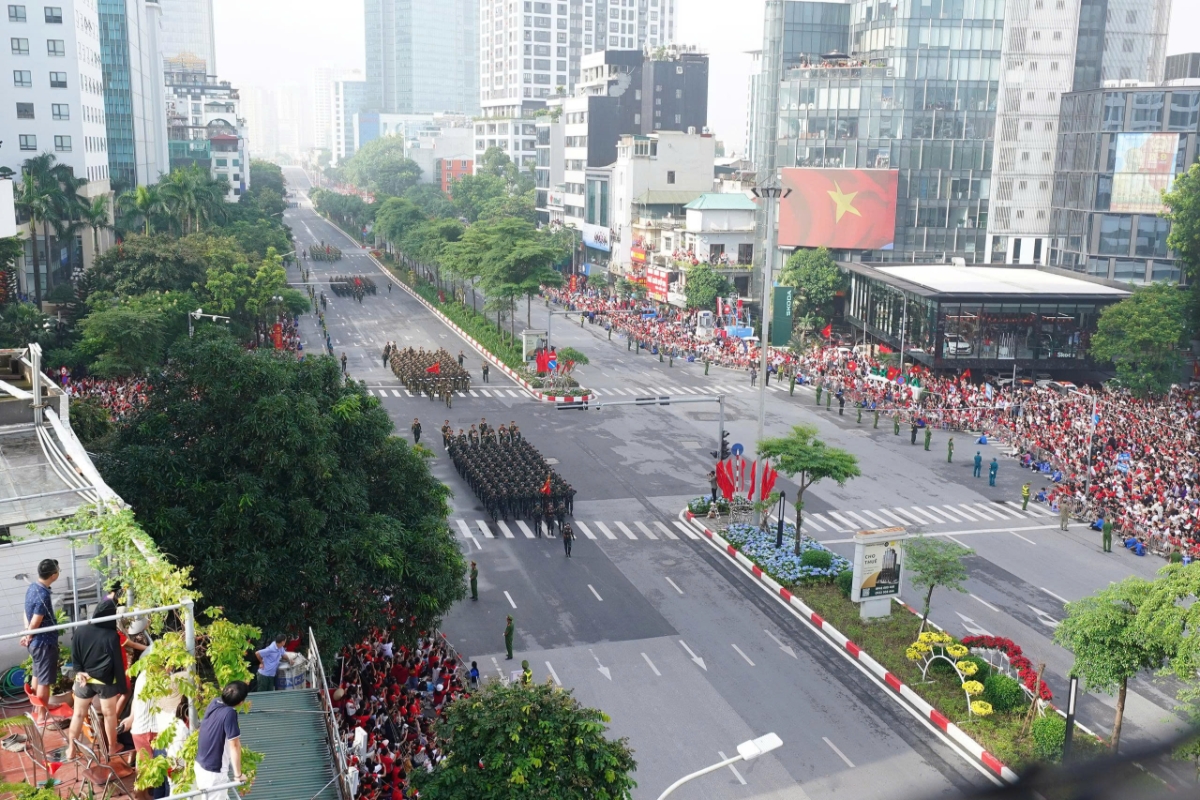 Dưới lá cờ vinh quang, quân và dân ta đã đoàn kết, anh dũng chiến đấu và chiến thắng, giải phóng dân tộc, thống nhất đất nước.