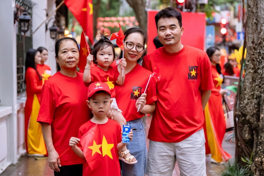 Nhiều đại gia đình đã đến với ngày hội lớn của non sông để các con được chứng kiến, được cảm nhận và bắt đầu yêu tổ quốc từ những điều giản dị nhất. (Ảnh: Vi Nam).