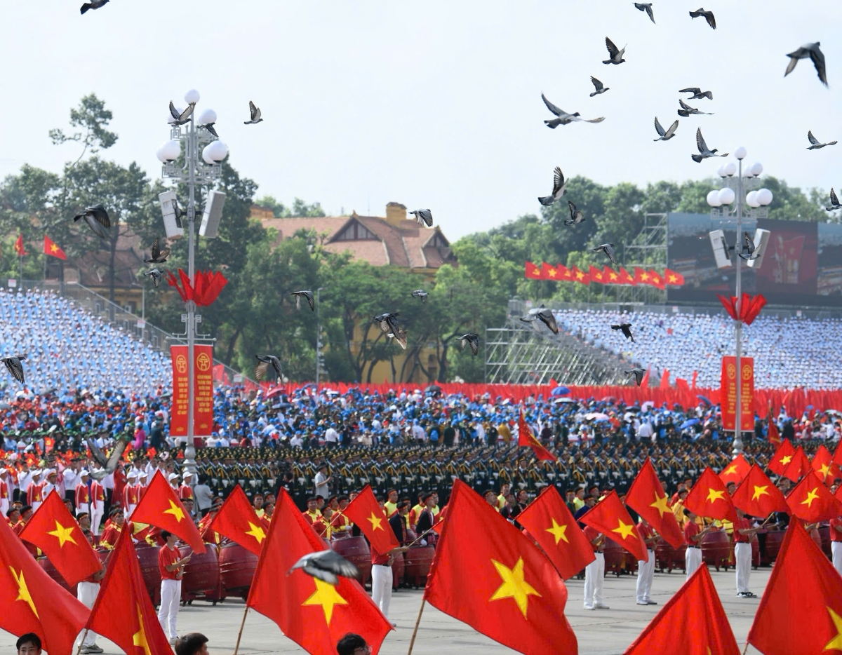 Hơn 800 chim bồ câu tung cánh giữa Quảng trường Ba Đình mừng Đại lễ A80.