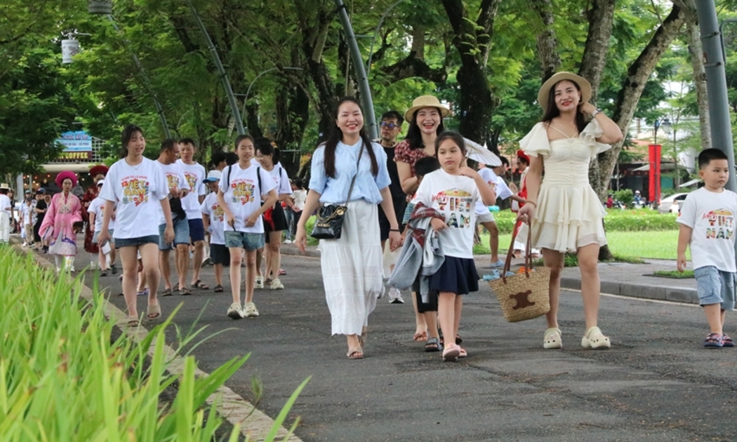 Thời tiết đẹp, thuận lợi cho các trải nghiệm du lịch của khách tại Huế. Ảnh: Hữu Phúc