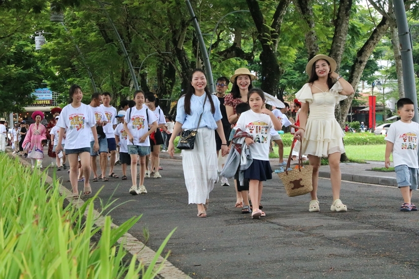 Thời tiết đẹp, thuận lợi cho các trải nghiệm du lịch của khách tại Huế. Ảnh: Hữu Phúc