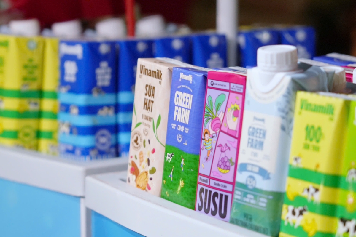 Gần 1 triệu sản phẩm dinh dưỡng quen thuộc của
Vinamilk – từ sữa tươi tiệt trùng, sữa hạt đến nước trái cây, nước dừa tươi, nước
đóng chai – được chuẩn bị kỹ lưỡng, trao đi bằng cả sự trân trọng. (Ảnh: Vi Nam).