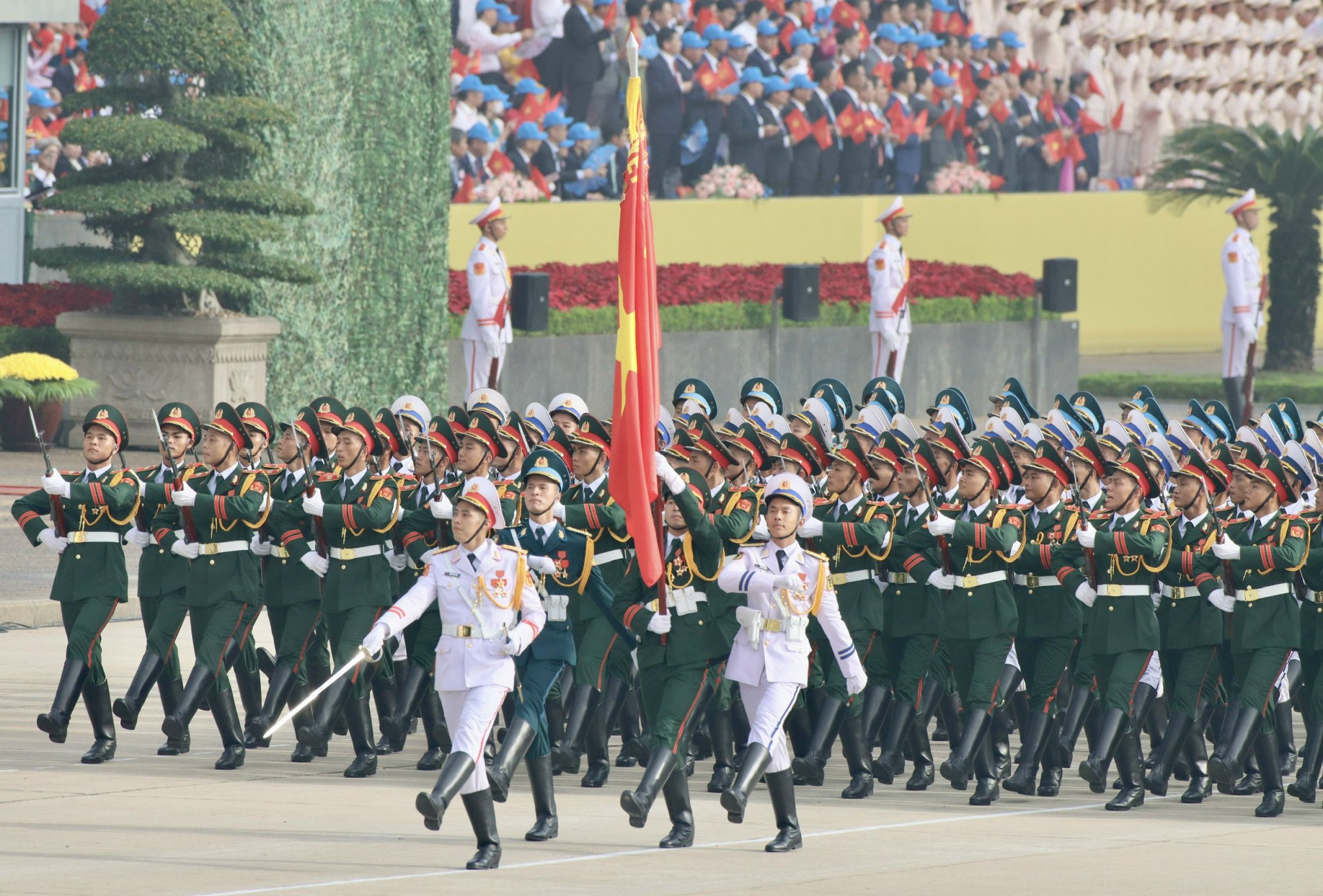 Dưới thời tiết nắng nhẹ, đẹp, các khối diễu binh, diễu hành lần lượt tiến vào Quảng trường Ba Đình với một tinh thần, khí thế hiên ngang, hùng dũng. Trong ảnh là Khối danh dự ba quân chủng Lục quân, Hải quân, Phòng không - Không quân. 