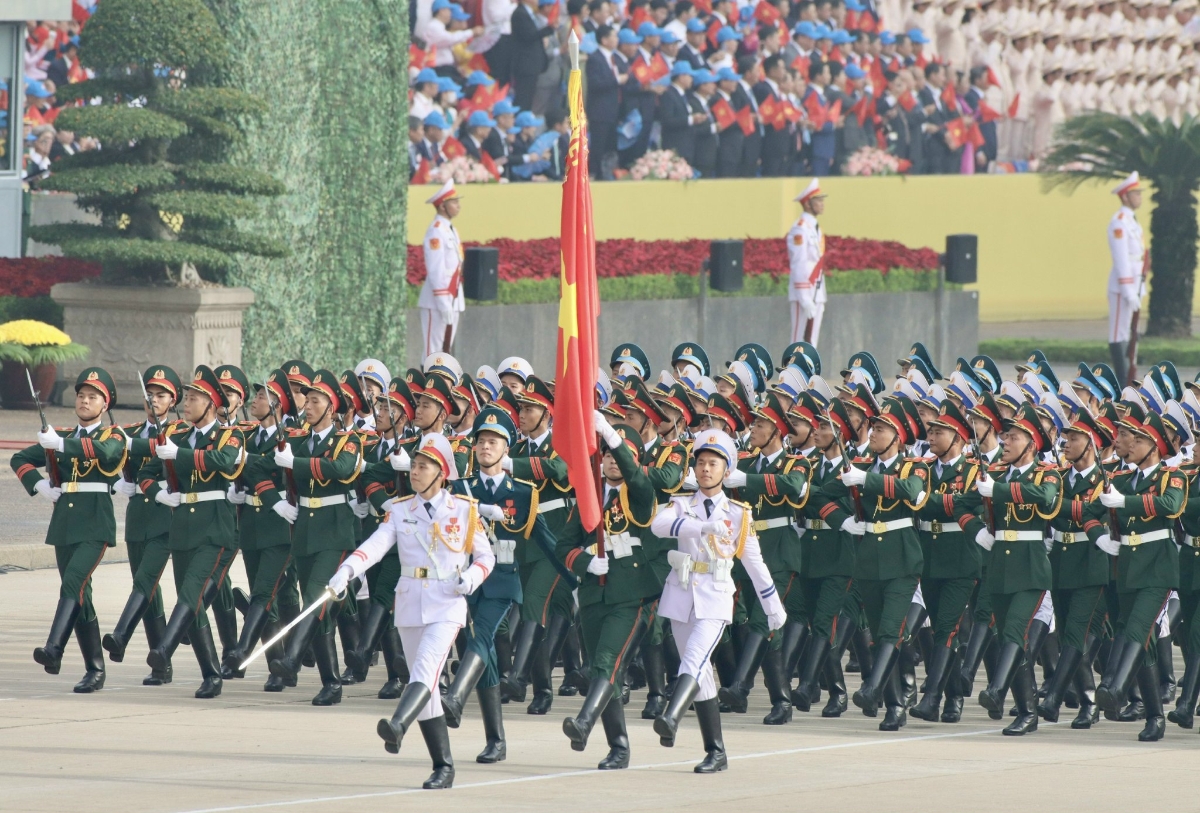 Dưới thời tiết nắng nhẹ, đẹp, các khối diễu binh, diễu hành lần lượt tiến vào Quảng trường Ba Đình với một tinh thần, khí thế hiên ngang, hùng dũng. Trong ảnh là Khối danh dự ba quân chủng Lục quân, Hải quân, Phòng không - Không quân.&nbsp;