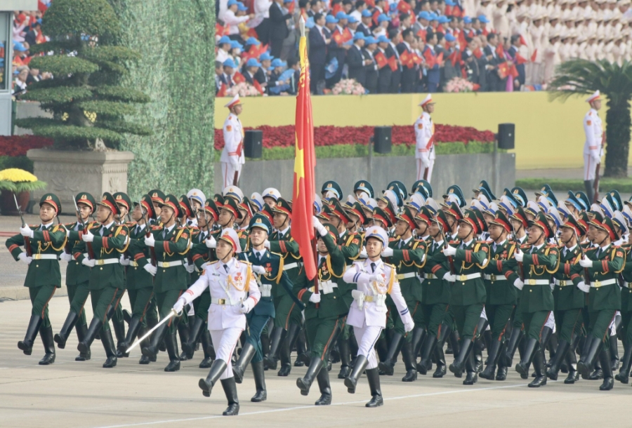 Dưới thời tiết nắng nhẹ, đẹp, các khối diễu binh, diễu hành lần lượt tiến vào Quảng trường Ba Đình với một tinh thần, khí thế hiên ngang, hùng dũng. Trong ảnh là Khối danh dự ba quân chủng Lục quân, Hải quân, Phòng không - Không quân. 