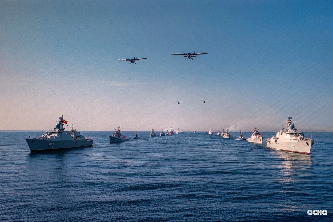 Khung cảnh diễu binh hoành tráng trên biển.