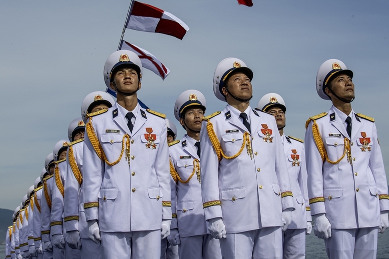 Cán bộ, chiến sĩ thực hiện nghi lễ chào cờ trước khi rời bến làm nhiệm vụ.