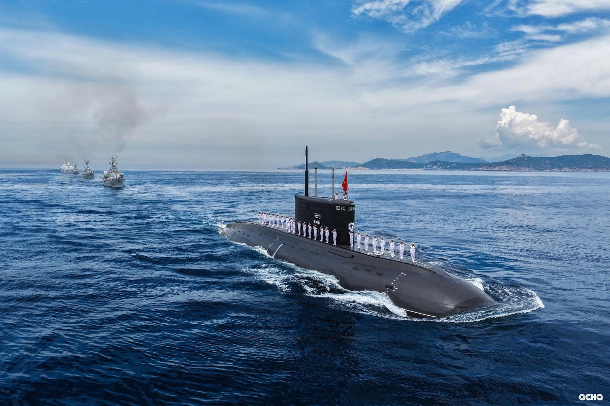 Khi Quốc ca vang lên, toàn bộ lực lượng Hải quân đứng trang nghiêm, kiên định, giữa màu xanh của biển trời Tổ quốc.