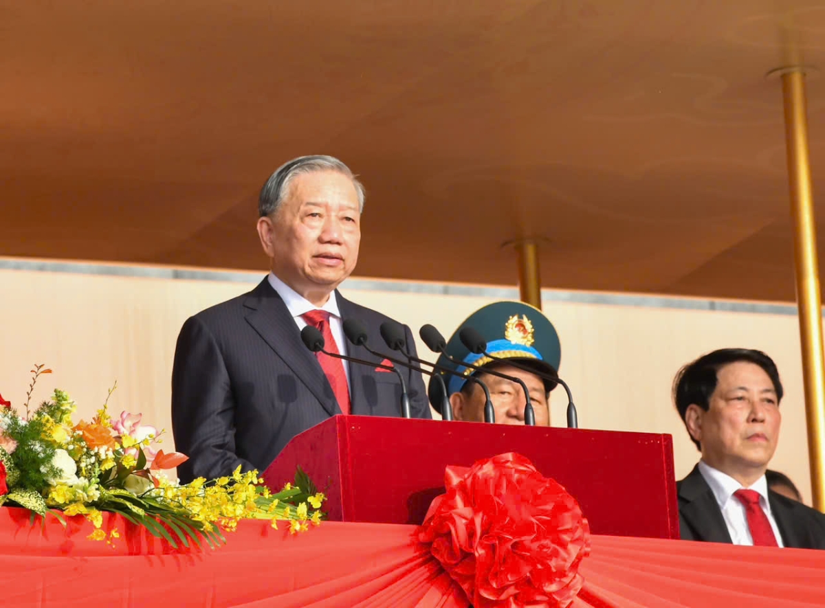 Tổng Bí thư Tô Lâm và các vị lãnh đạo, nguyên lãnh đạo Đảng và Nhà nước cùng đông đảo khách mời quốc tế tham dự Lễ diễu binh, diễu hành.