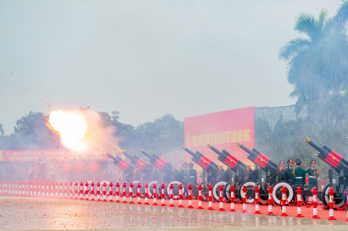 Sau Lễ chào cờ trang trọng tại khu vực quảng trường Ba Đình, dàn pháo lễ 105mm bố trí ở khu vực Mỹ Đình thực hiện 21 loạt bắn với 63 viên đạn chào mừng đại lễ.