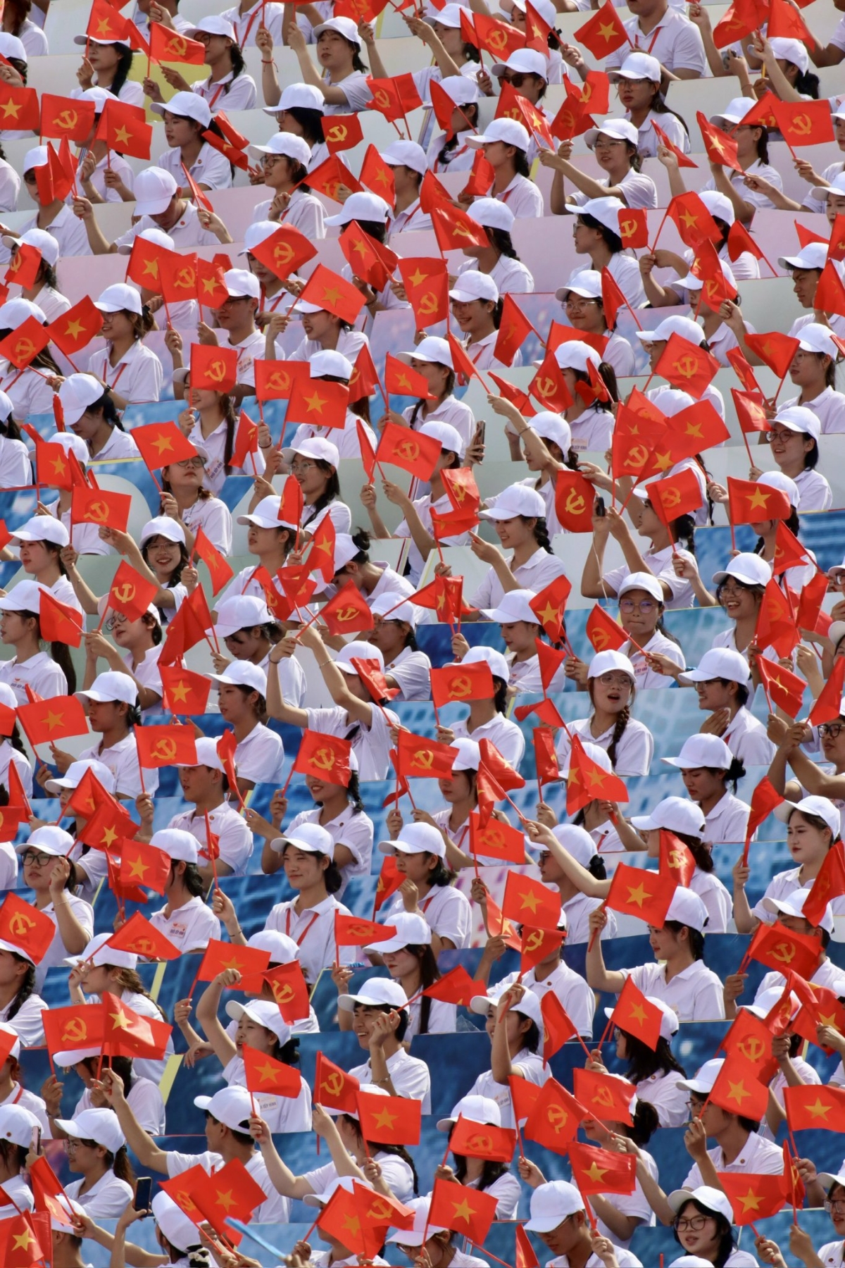 Hình ảnh cờ Đảng, cờ Tổ quốc xuất hiện ở khắp nơi trên Quảng trường Ba Đình